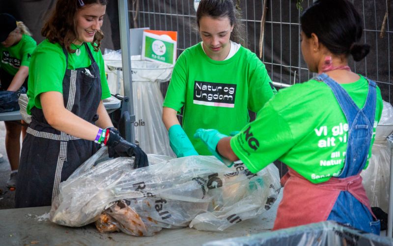 Tre jenter fra natur og ungdom som sorteres søppel
