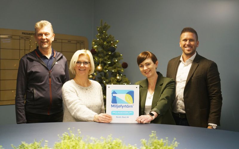 Nordic Steel ansatte mottar utmerkelsen Årets Miljøfyrtårn