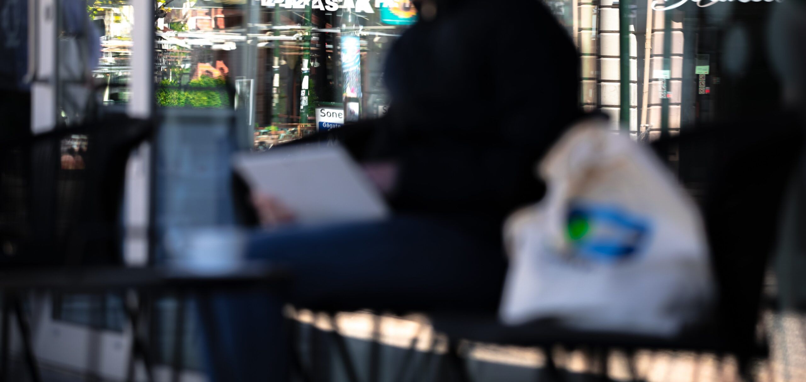 dame på kafe med nettbrett