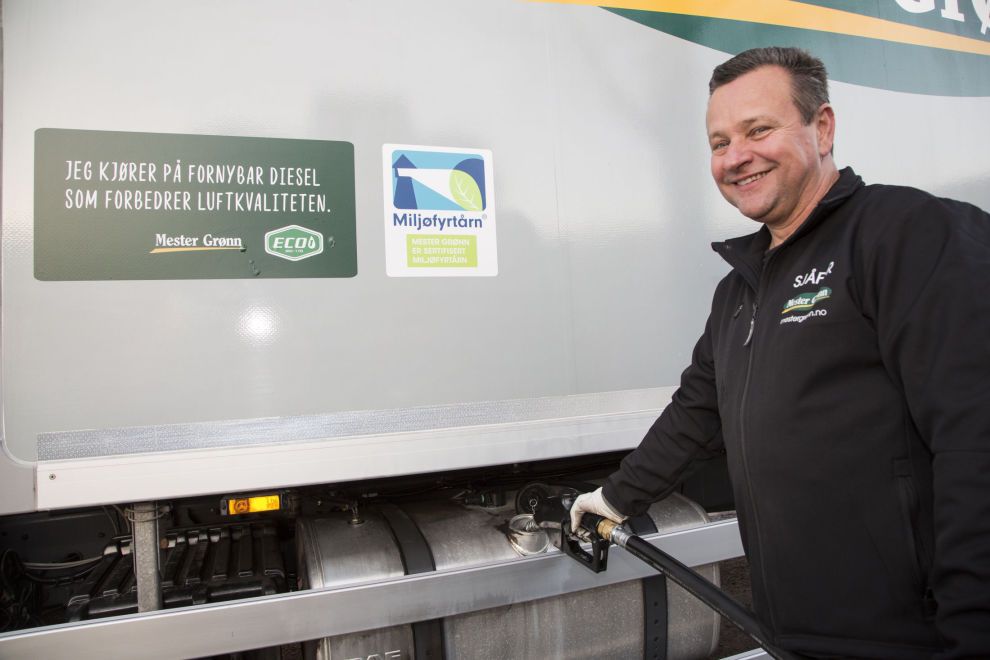 Mann som fyller biodrivstoff på lastebil