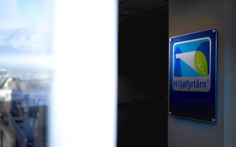 miljøfyrtårndiplom som henger i lokale