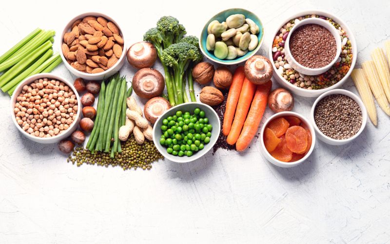 Bilde av ulike bærekraftige matvarer som grønnsaker og belgfrukter