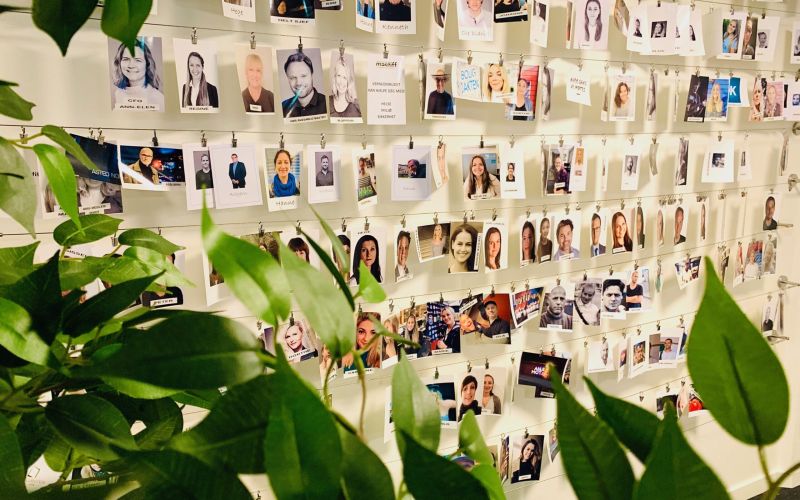 Bilde av opphengte bilder av mennesker
