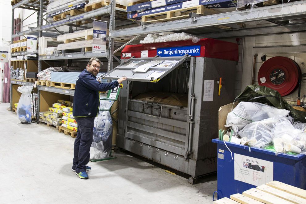 Mann som jobber på lager Mann som jobber på lager