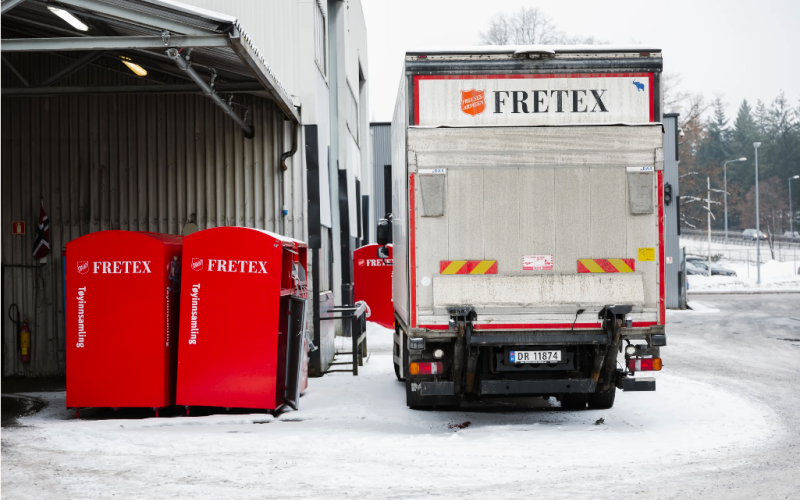 Fretex-lastebil og innsamlingsbokser.
