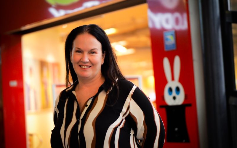 Dame foran Barnas Hus butikk