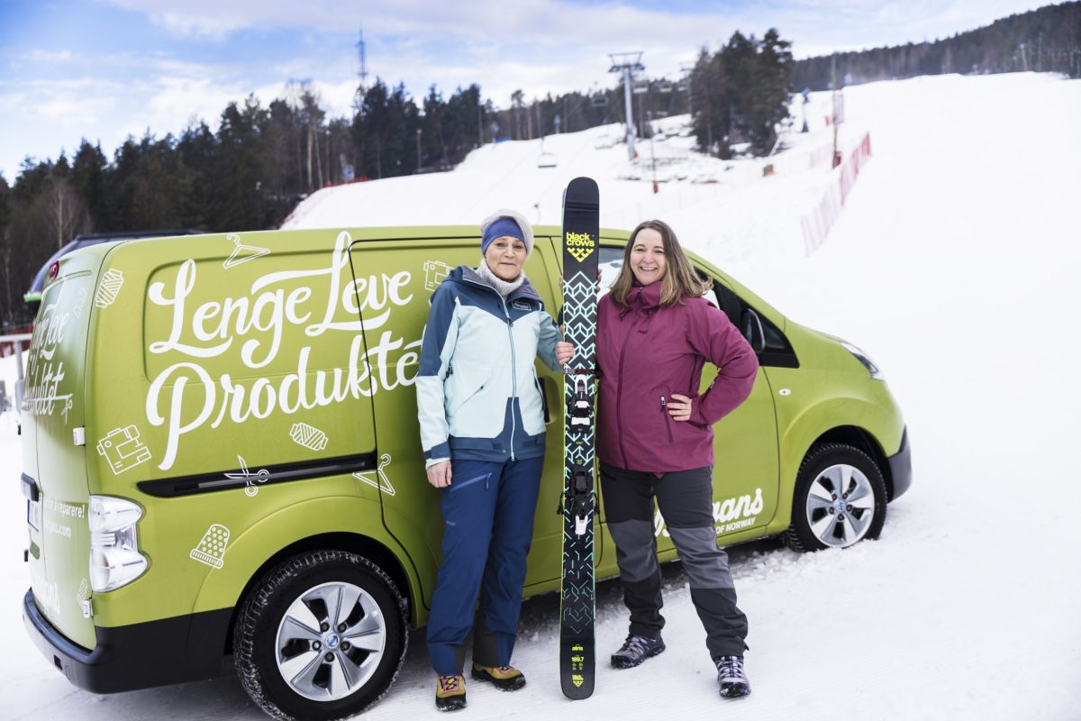 Bildet viser to damer foran en Bergans-varebil i bunnen av en skibakke.