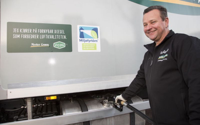 Mann som fyller biodrivstoff på lastebil