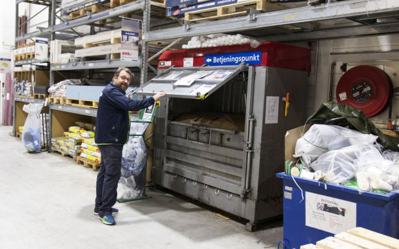 Mann som jobber på lager