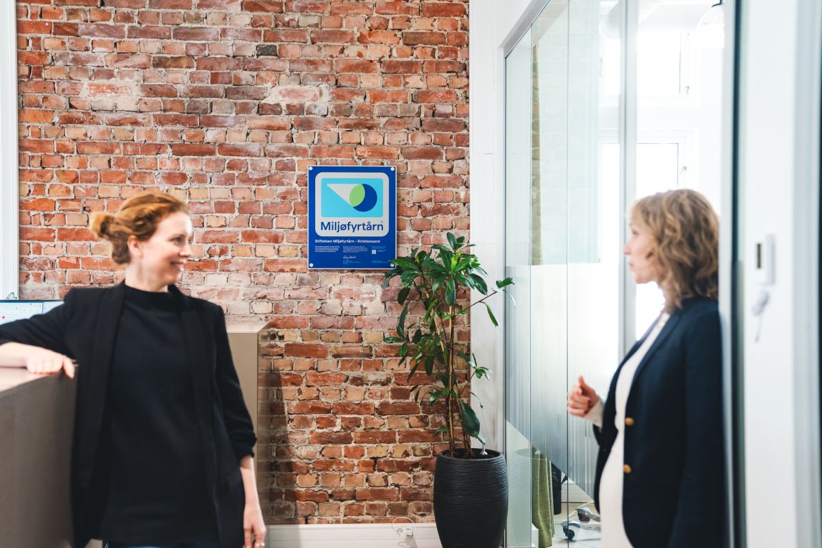 Bilde av Miljøfyrtårndiplom på en vegghylle