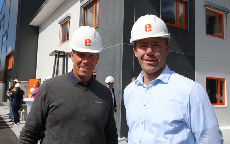 Bilde av to ansatte i Elementsør som står oppstilt foran lokaler