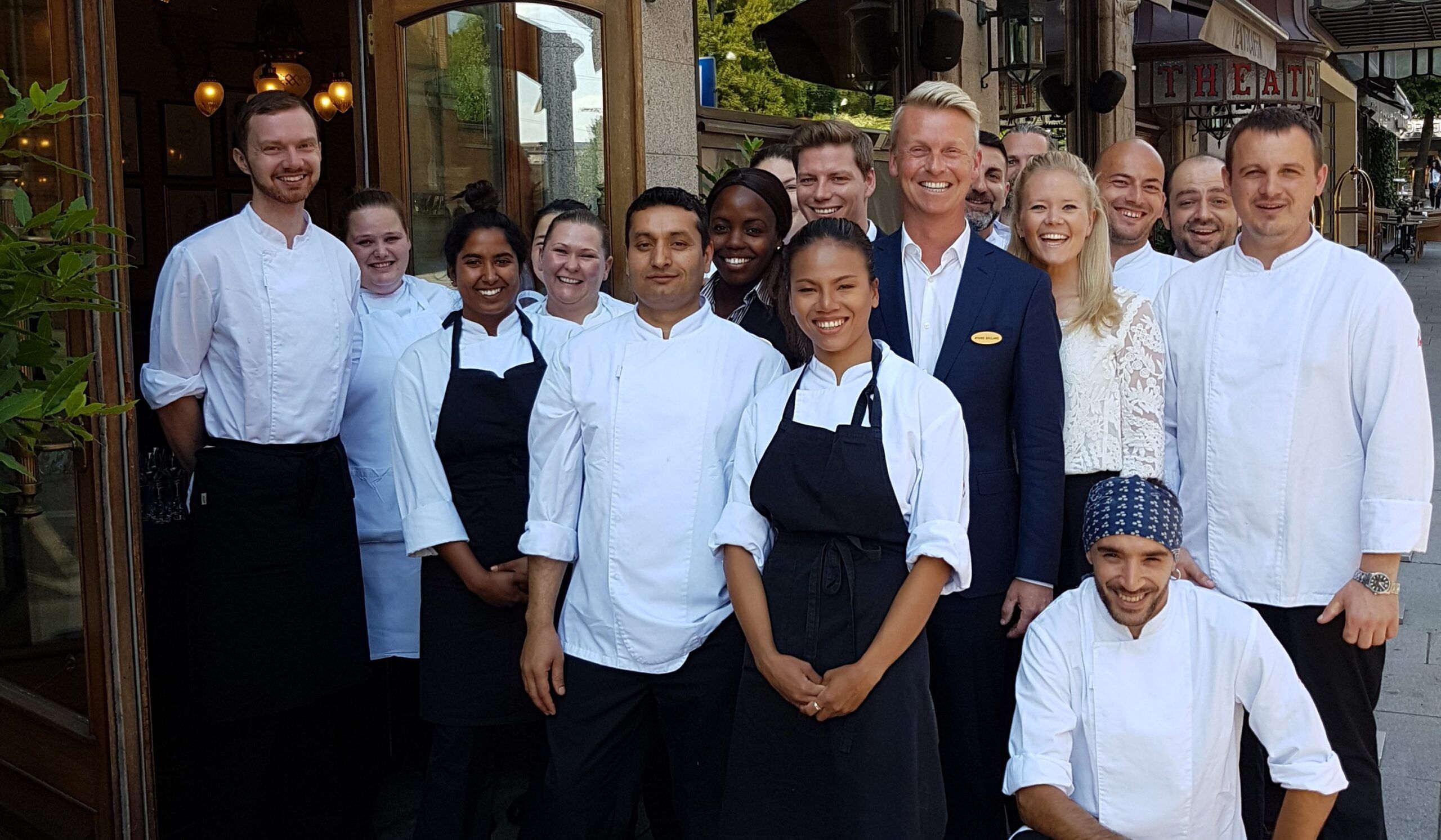 Ansatte samlet utenfor Hotel Continental