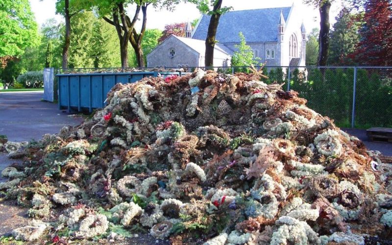 Haug med blomsterkranser etter gravferd