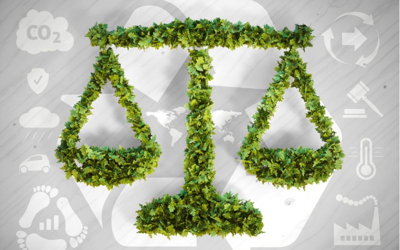 Konseptbilde som viser en vektskål dekket i blader og med en grafisk bakgrunn av ikoner som illustrerer elementer av bærekraft