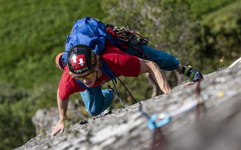 Person som klatrer opp fjellvegg