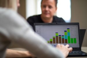 dame og mann i møte med pc