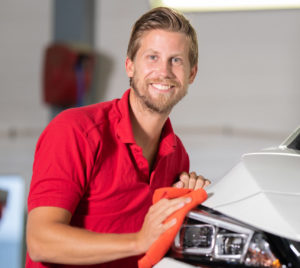 Bilde av mann som polerer bil