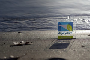 MIljøfyrtårn plakett på strand