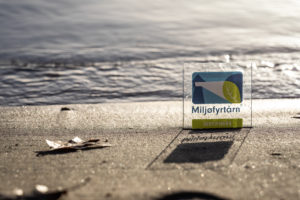 Miljøfyrtårn-plakett på strand