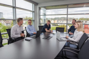 Ansatte i Elektroxperten trives i det lyse møterommet