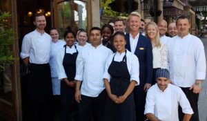 Ansatte samlet utenfor Hotel Continental