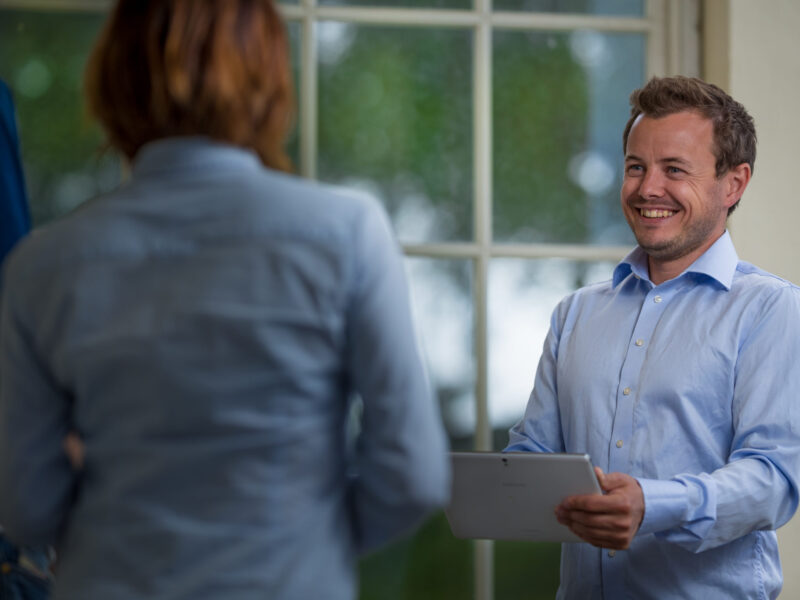 Ansatte i Miljøfyrtårn samtaler