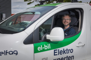 Servicekniker kjører en av Elektroxpertens elbiler