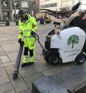 Arbeider som som bruker elektriske maskin