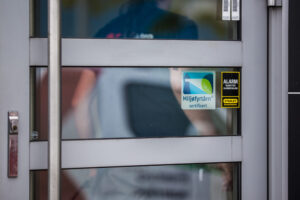 Miljøfyrtårn-skilt på ytterdør