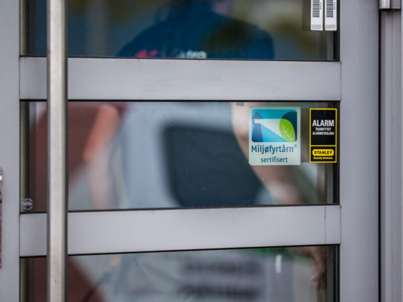 Miljøfyrtårn-skilt på ytterdør