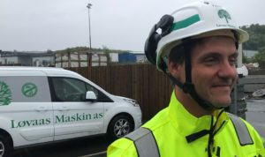 Arbeider foran firmabil