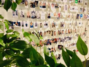 Bilde av opphengte bilder av mennesker