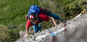 Person som klatrer opp fjellvegg