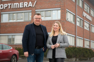 Dame og mann fstår foran bygning