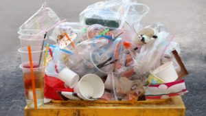 Plastsoppel i soppeldunk