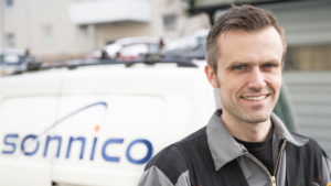 Sonnico Person med bil i bakgrunnen