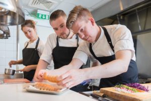 Lærlinger danderer maten på To rom og kjøkken