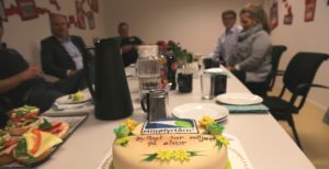 Bypost feirer miljøfyrtårnsertifiseringen med kake