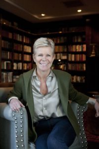 støtvig hoteldirektør sitter i stol