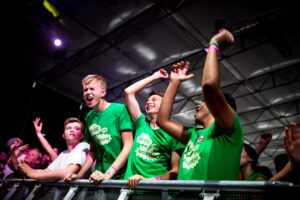 Øyafestivalen med natur og ungdom på konsert