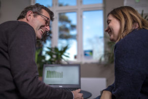 Mann og dame som kikker på hverandre