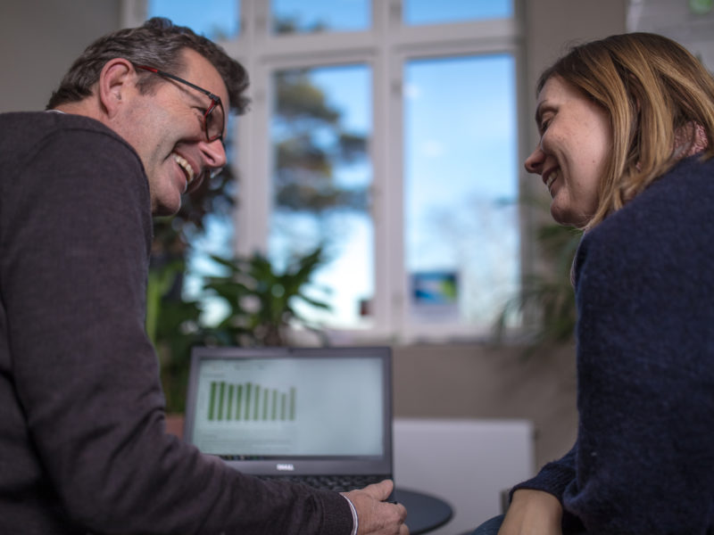 Mann og dame som kikker på hverandre
