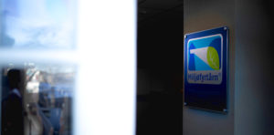 miljøfyrtårndiplom som henger i lokale