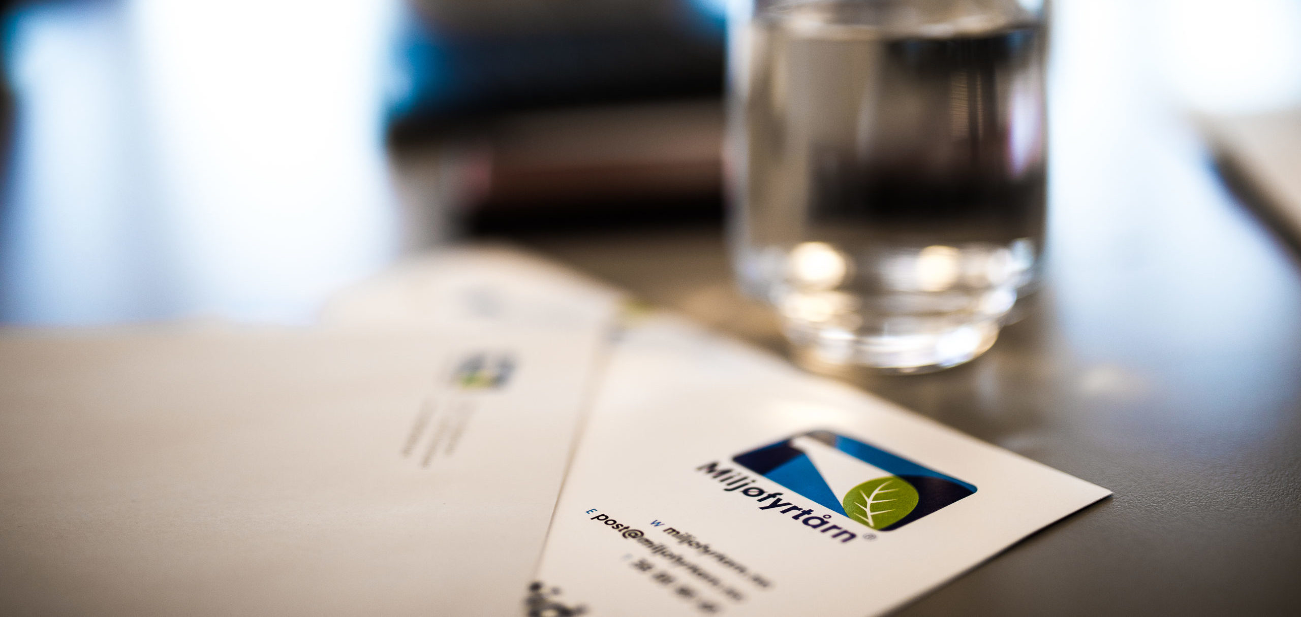 Et konseptuelt bilde med en jordklode og ikoner som symboliserer sirkulær økonomi