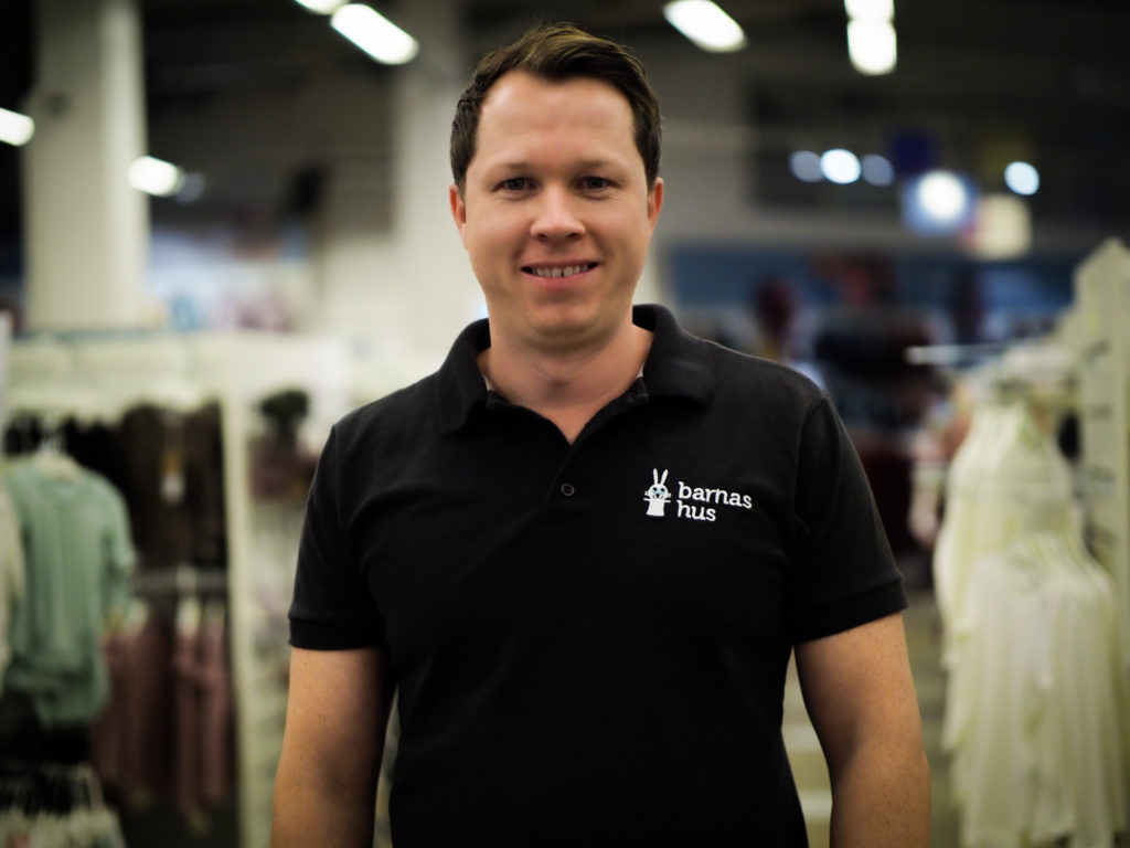 En mann som står i en klesbutikk