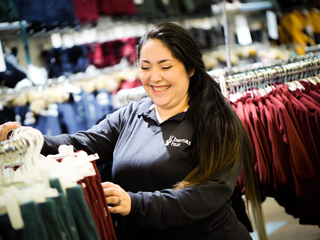 Dame kikker på klær i butikk