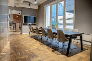 Bilde av møterom med møtebord og tv-skjerm