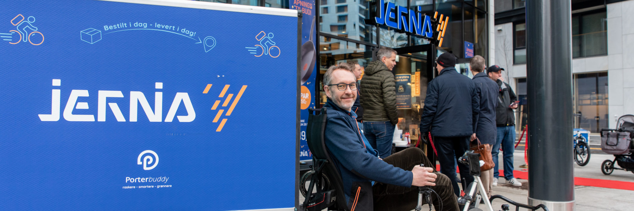 Jernia-sjefen kjører en tilhenger med Jernia-varer