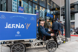 Jernia-sjefen kjører en tilhenger med Jernia-varer