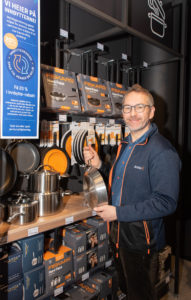 Jernia-sjefen i butikk med utleievarer